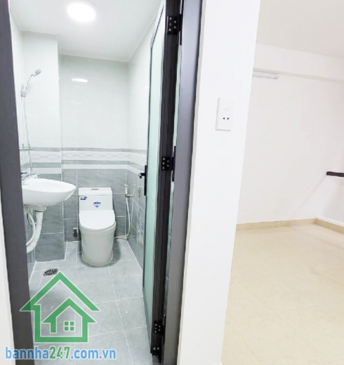 CHỈ 3,65 TỶ – NHÀ 4 TẦNG BTCT – SÁT AEON TÂN PHÚ – HẺM 3M – 3 PHÒNG NGỦ – 4WC Diện tích: 21.2m² (DTXD: 18.1m², DTSD: 72m²) Kết cấu: 1 trệt, 3 lầu, sân thượng, 3PN – 4WC