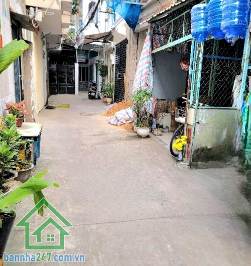 CHỈ 5,1 TỶ – SÁT MẶT TIỀN LŨY BÁN BÍCH - HẺM BA GÁC THÔNG – 61,5m² – CÓ DÒNG TIỀN - 4PN – 4WC Diện tích: 3,35 x 18,5m = 61,5m² Hiện trạng: Nhà cấp 4 công năng: 4PN – 4WC. Đang cho thuê 8 triệu/tháng