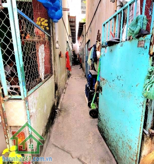 CHỈ 5,1 TỶ – SÁT MẶT TIỀN LŨY BÁN BÍCH - HẺM BA GÁC THÔNG – 61,5m² – CÓ DÒNG TIỀN - 4PN – 4WC Diện tích: 3,35 x 18,5m = 61,5m² Hiện trạng: Nhà cấp 4 công năng: 4PN – 4WC. Đang cho thuê 8 triệu/tháng