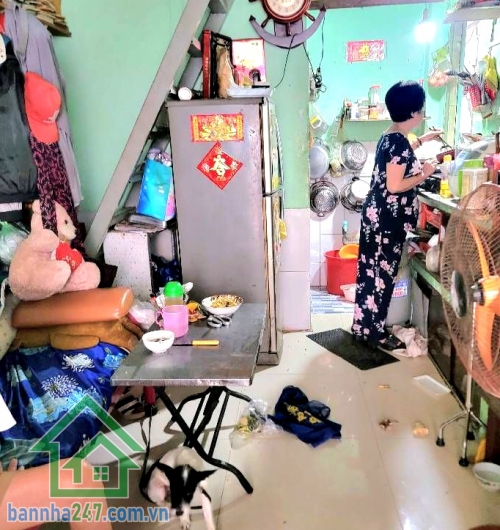 CHỈ 5,1 TỶ – SÁT MẶT TIỀN LŨY BÁN BÍCH - HẺM BA GÁC THÔNG – 61,5m² – CÓ DÒNG TIỀN - 4PN – 4WC Diện tích: 3,35 x 18,5m = 61,5m² Hiện trạng: Nhà cấp 4 công năng: 4PN – 4WC. Đang cho thuê 8 triệu/tháng