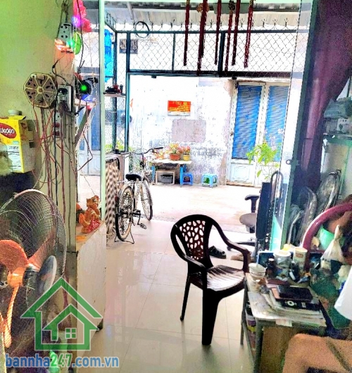 CHỈ 5,1 TỶ – SÁT MẶT TIỀN LŨY BÁN BÍCH - HẺM BA GÁC THÔNG – 61,5m² – CÓ DÒNG TIỀN - 4PN – 4WC Diện tích: 3,35 x 18,5m = 61,5m² Hiện trạng: Nhà cấp 4 công năng: 4PN – 4WC. Đang cho thuê 8 triệu/tháng