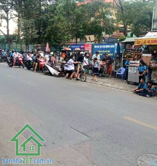 CHỈ 6,5 TỶ – MTKD ĐƯỜNG NHỰA 8M – Ô TÔ NGỦ TRONG NHÀ - DT: 60,5M² - 2 TẦNG  Gần Trường Phù Đổng – Khu kinh doanh sầm uất Diện tích: 60,5m² (Ngang 4m x Dài 15m). Kết cấu: 1 trệt + 1 lầu – nhà kiên cố. Công năng: 2PN – 2WC