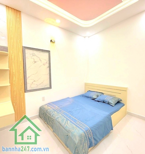 CHỈ 6,2 TỶ - HẺM Ô TÔ ĐỖ CỬA – TRẦN THỊ NĂM – QUẬN 12 Kế bên Bệnh viện Quận 12, thông Dương Thị Mười, đi Gò Vấp chỉ 10 phút. Nhà xây mới, kết cấu trệt + 2 lầu +  sân thượng, gồm 5 phòng ngủ – 3 WC, phòng khách, bếp, phòng giặt, ban công và sân thượng rộn