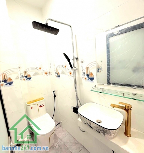 CHỈ 6,2 TỶ - HẺM Ô TÔ ĐỖ CỬA – TRẦN THỊ NĂM – QUẬN 12 Kế bên Bệnh viện Quận 12, thông Dương Thị Mười, đi Gò Vấp chỉ 10 phút. Nhà xây mới, kết cấu trệt + 2 lầu +  sân thượng, gồm 5 phòng ngủ – 3 WC, phòng khách, bếp, phòng giặt, ban công và sân thượng rộn