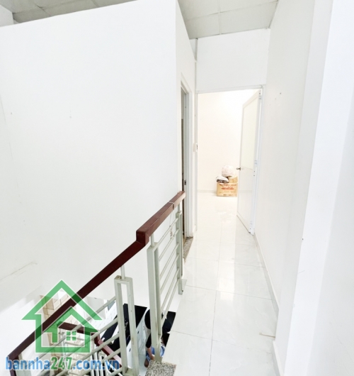 CHỈ 3,45 TỶ (TL) – SIÊU PHẨM TÂN BÌNH – NHÀ ĐẸP 2 TẦNG BTCT – 30M² – Ở NGAY  Vị trí: Trung tâm Tân Bình – cách hẻm xe hơi chỉ 3 căn,  di chuyển thuận tiện ra các quận lân cận, gần chợ, trường học, siêu thị, khu dân trí cao.