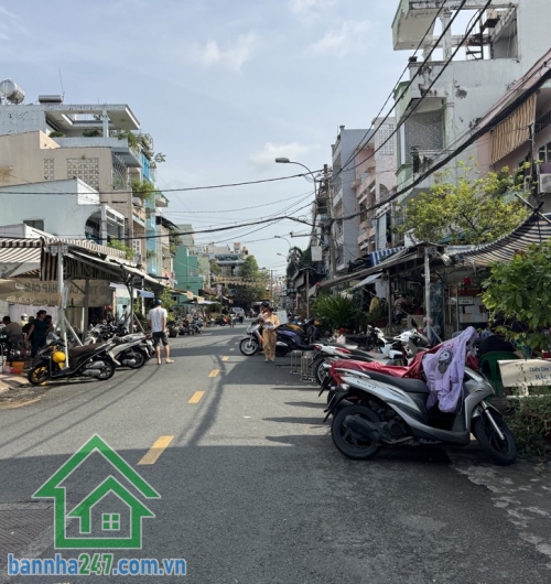 NHÀ ĐẸP 4 TẦNG – XE HƠI GẦN NHÀ – CHỦ CẦN BÁN GẤP * Kết cấu: 1 trệt 3 lầu, gồm phòng khách, bếp, 4 phòng ngủ, 4WC, sân thượng trước sau. * Hẻm 3m sạch sẽ, thông.