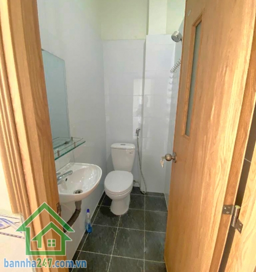 NHÀ 3 TẦNG – GẦN VÒNG XOAY LÊ ĐẠI HÀNH – Q.11 DT đất: 24m² (3x8), DT sàn 48.6m². Kết cấu: Trệt + lửng + 1 lầu, 4PN (3 kín + 1 hở), 2WC. Vị trí: Hẻm 3m thông.