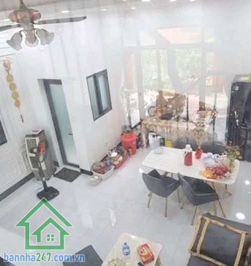 CHỈ 9,5 TỶ – NHÀ ĐẸP LUNG LINH – 62M² – 4 TẦNG BTCT – HXH LÊ THÚC HOẠCH – TẶNG 50% NỘI THẤT XỊN * Kết cấu: 4 tầng BTCT, 5PN – 6WC, phòng khách, bếp, sân, ban công rộng rãi.