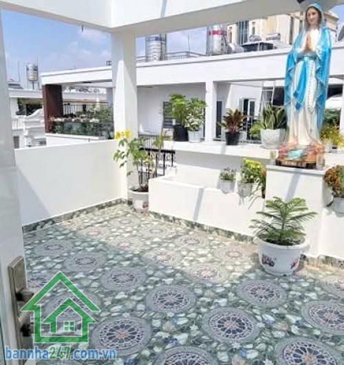 CHỈ 9,5 TỶ – NHÀ ĐẸP LUNG LINH – 62M² – 4 TẦNG BTCT – HXH LÊ THÚC HOẠCH – TẶNG 50% NỘI THẤT XỊN * Kết cấu: 4 tầng BTCT, 5PN – 6WC, phòng khách, bếp, sân, ban công rộng rãi.