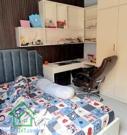 CHỈ 9,5 TỶ – NHÀ ĐẸP LUNG LINH – 62M² – 4 TẦNG BTCT – HXH LÊ THÚC HOẠCH – TẶNG 50% NỘI THẤT XỊN * Kết cấu: 4 tầng BTCT, 5PN – 6WC, phòng khách, bếp, sân, ban công rộng rãi.