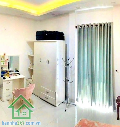 CHỈ 6,4 TỶ – HXH HỒ THỊ KỶ – 5 TẦNG BTCT – DÒNG TIỀN 17TR/THÁNG - TẶNG FULL NỘI THẤT CAO CẤP – TRUNG TÂM Q10 - 3PN – 4WC Diện tích: 23m² (DTSD: 83m²) Kết cấu: 5 tầng BTCT kiên cố – có sân thượng Công năng: 3PN – 4WC – phòng khách – bếp – ban công Tặng nội