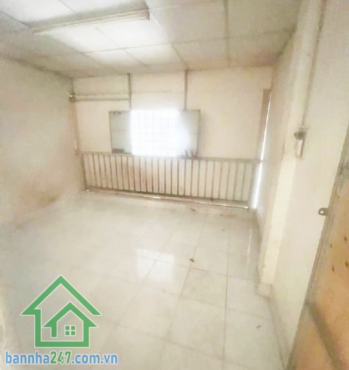 CHỈ 10 TỶ – NHÀ HẺM XE HƠI 7M THÔNG – PHẠM VĂN HAI – NGAY CHỢ PHẠM VĂN HAI – GẦN TRƯỜNG SA Diện tích: 54m² (3.8 x 14), sổ vuông vức, pháp lý chuẩn Kết cấu: 1 trệt, 1 gác lửng, gồm 2PN, 2WC