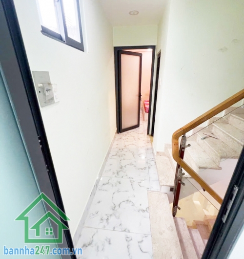 CHỈ 8,18 TỶ – NHÀ 5 TẦNG BTCT – HẺM 4M HỒ THỊ KỶ – QUẬN 10 – TRUNG TÂM ẨM THỰC VÀ HOA Diện tích: 3,3 x 10m, diện tích sử dụng 165m² Kết cấu: 5 tầng kiên cố, 5PN - 4WC. 