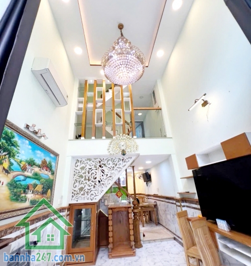 CHỈ 8,18 TỶ – NHÀ 5 TẦNG BTCT – HẺM 4M HỒ THỊ KỶ – QUẬN 10 – TRUNG TÂM ẨM THỰC VÀ HOA Diện tích: 3,3 x 10m, diện tích sử dụng 165m² Kết cấu: 5 tầng kiên cố, 5PN - 4WC. 