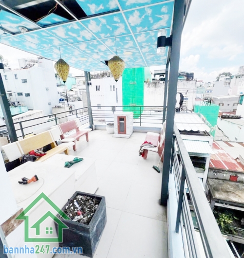 CHỈ 8,18 TỶ – NHÀ 5 TẦNG BTCT – HẺM 4M HỒ THỊ KỶ – QUẬN 10 – TRUNG TÂM ẨM THỰC VÀ HOA Diện tích: 3,3 x 10m, diện tích sử dụng 165m² Kết cấu: 5 tầng kiên cố, 5PN - 4WC. 