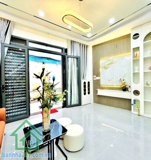 CHỈ 4,85 TỶ – NHÀ MỚI FULL NỘI THẤT – NGAY HÃNG XE MERCEDES- CẠNH MẶT TIỀN – VÀI CĂN RA HẺM XE HƠI – VÀO Ở ĐÓN TẾT NGAY Diện tích: 36–37m² Ngang 4,3m – nở hậu