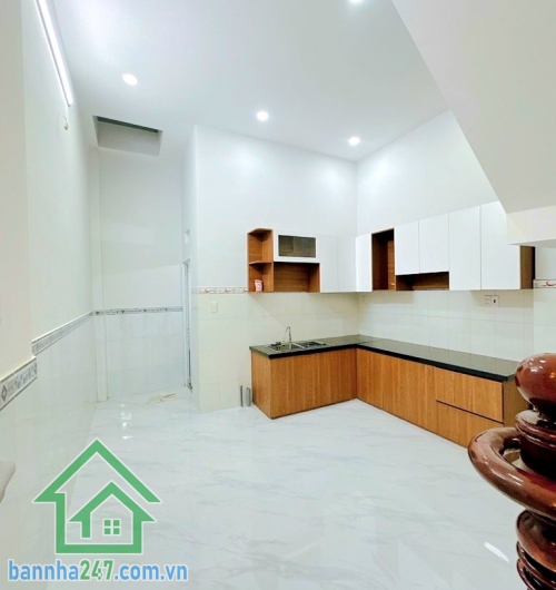 CHỈ 5.95 TỶ – NHÀ ĐẸP – HẺM Ô TÔ NGỦ TRONG NHÀ – KHU VIP PHÂN LÔ – GẦN LÊ VĂN QUỚI – 4 TẦNG – DT 52M² - 4PN – 3WC DT: 4 × 13m (52m²) Kết cấu: 1 trệt – 2 lầu – sân thượng, PK rộng để ô tô ngủ trong nhà, 4PN – 3WC, giếng trời thoáng. 