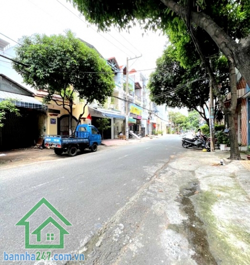 CHỈ 12 TỶ - MTKD ĐƯỜNG RỘNG 20M - TRUNG TÂM TÂN PHÚ – GẦN TÂN SƠN NHÌ – GIÁP BÀU CÁT - DT: 71M² - 2PN - 2WC * Diện tích: 4 x 18m * Kết cấu: 1 trệt 1 lầu * Phòng khách, 2 PN - 2WC