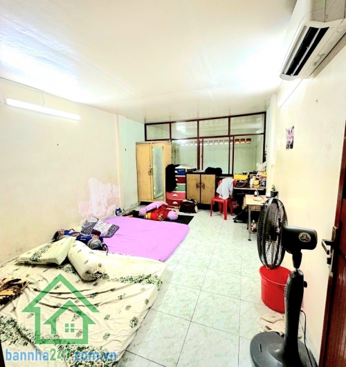CHỈ 5,3 TỶ – HẺM Ô TÔ – GẦN MẶT TIỀN – GIÁP TÂN BÌNH & Q11 – GẦN LUỸ BÁN BÍCH – 47M² – NGANG 3.9M – 2 TẦNG – CÓ CỬA HẬU - 2 PN – 2 WC Vị trí siêu đẹp: * Hẻm ô tô rộng rãi, cách mặt tiền vài bước chân
