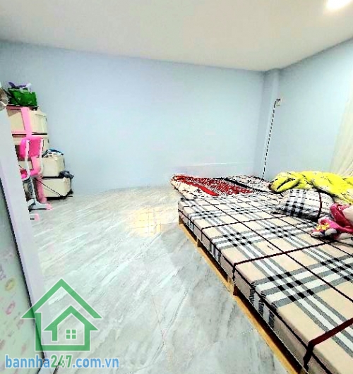 CHỈ 5,5 TỶ – NHÀ 2 TẦNG – HẺM XE TẢI – Ô TÔ NGỦ TRONG NHÀ – LÊ VĂN QUỚI – DT 48M² (4x12)m – SỔ VUÔNG A4! Kết cấu: 1 trệt, 1 lửng – gồm 2PN, 1WC, phòng khách, ban công