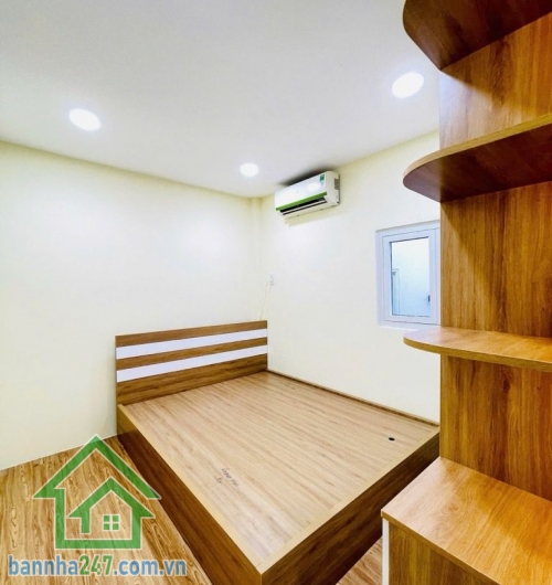 CHỈ 3,38 TỶ – SIÊU PHẨM TÂN PHÚ – 3 TẦNG – FULL NỘI THẤT  Lô góc thoáng đẹp – giá cực mềm – dọn vào ở ngay! Kết cấu: 1 trệt 2 lầu + phòng thờ. Công năng: 3PN – 2WC. Nhà full nội thất – xách vali vào ở. Lô góc thoáng mát – không lộ giới. Tân Thành – Tân Ph