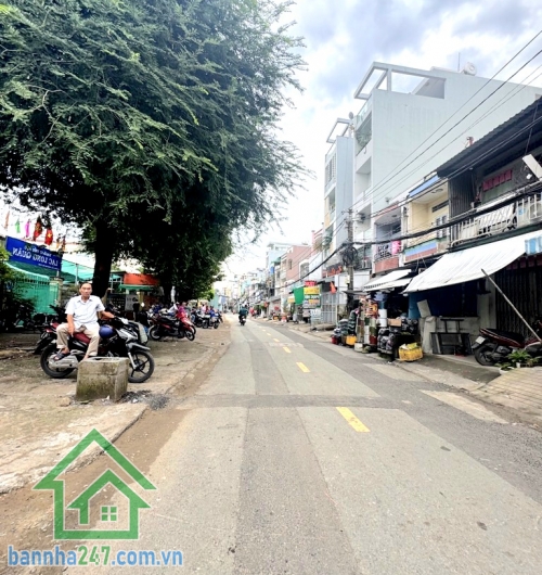 CHỈ 7 TỶ – MTKD LÒ SIÊU – HÀNG HIẾM KHÓ TÌM - KINH DOANH SẦM UẤT – TRUNG TÂM QUẬN 11 Thông tin chi tiết: • Diện tích: 30m² • Kết cấu: 1 trệt – 1 lửng – 1 lầu