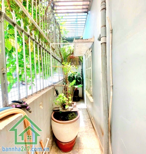 CHỈ 12 TỶ TL – LÔ GÓC 2 MẶT TIỀN – HẺM XE TẢI 10M NGAY NHÀ GA T3 – HOÀNG HOA THÁM – TÂN BÌNH - DT: 62M² – 3 TẦNG – 2PN – 3WC – LÊN ĐƯỢC 1 PN NỮA - Vị trí đắc địa: Ngay cổng Nhà ga T3 – Sân bay Tân Sơn Nhất, Hoàng Hoa Thám, P.12, Tân Bình. Hẻm nhựa 10m, xe