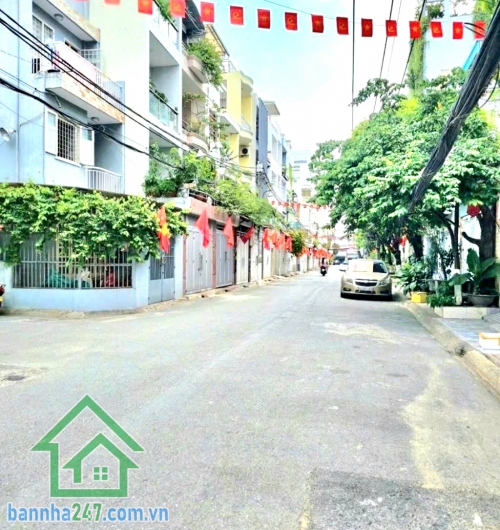 CHỈ 12 TỶ TL – LÔ GÓC 2 MẶT TIỀN – HẺM XE TẢI 10M NGAY NHÀ GA T3 – HOÀNG HOA THÁM – TÂN BÌNH - DT: 62M² – 3 TẦNG – 2PN – 3WC – LÊN ĐƯỢC 1 PN NỮA - Vị trí đắc địa: Ngay cổng Nhà ga T3 – Sân bay Tân Sơn Nhất, Hoàng Hoa Thám, P.12, Tân Bình. Hẻm nhựa 10m, xe