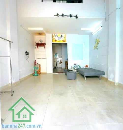 CHỈ 4,6 TỶ – NHÀ ĐẸP 2 TẦNG BÌNH TÂN – GIÁP TÂN PHÚ – HẺM XE HƠI TRÁNH 6M – SỔ NỞ HẬU CỰC ĐẸP! Vị trí: Hẻm xe hơi tránh, thông tứ tung, khu dân trí cao, toàn nhà cao tầng. 