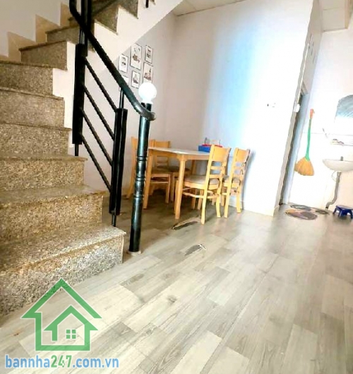 CHỈ 4,6 TỶ – NHÀ ĐẸP 2 TẦNG BÌNH TÂN – GIÁP TÂN PHÚ – HẺM XE HƠI TRÁNH 6M – SỔ NỞ HẬU CỰC ĐẸP! Vị trí: Hẻm xe hơi tránh, thông tứ tung, khu dân trí cao, toàn nhà cao tầng. 