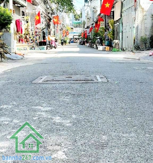 CHỈ 4,6 TỶ – NHÀ ĐẸP 2 TẦNG BÌNH TÂN – GIÁP TÂN PHÚ – HẺM XE HƠI TRÁNH 6M – SỔ NỞ HẬU CỰC ĐẸP! Vị trí: Hẻm xe hơi tránh, thông tứ tung, khu dân trí cao, toàn nhà cao tầng. 