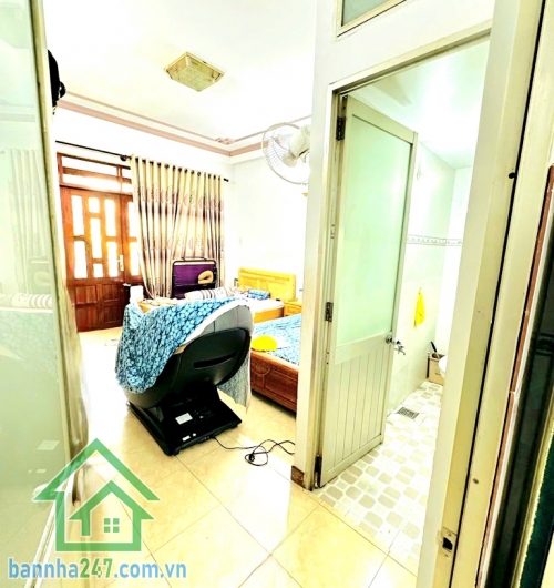 20,9 TỶ (TL) – MTKD CHỢ VẢI PHÚ THỌ HÒA – TÂN PHÚ – NGANG 4,6M NỞ HẬU - 6 PN - 4 PN Vị trí đắc địa: trung tâm chợ vải Phú Thọ Hòa, gần Lũy Bán Bích – Nguyễn Sơn