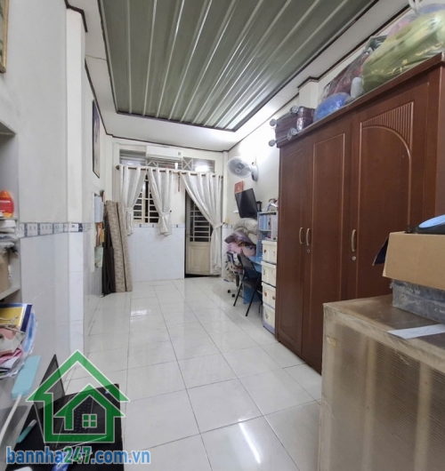 CHỈ 2,2 TỶ – NHÀ CHÍNH CHỦ TÂN BÌNH – GẦN QUẬN 10 – 2 TẦNG – 17M2 - 2PN - 2WC. Kết cấu: trệt + lầu đúc kiên cố, gồm 2 phòng ngủ, có ban công thoáng mát.