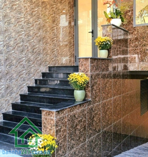 CHỈ 13,45 TỶ (TL) – NHÀ MẶT TIỀN KHU VIP KDC DƯƠNG HỒNG – ĐƯỜNG RỘNG 12M – 5 TẦNG BTCT – DT 95M² (5x19)m – DÒNG TIỀN 20TR/THÁNG Mô tả: * Vị trí đẳng cấp, nằm trong khu phân lô đồng bộ Dương Hồng – dân trí cao, an ninh tuyệt đối (bảo vệ 24/7).