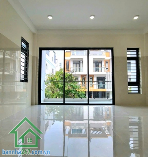 CHỈ 13,45 TỶ (TL) – NHÀ MẶT TIỀN KHU VIP KDC DƯƠNG HỒNG – ĐƯỜNG RỘNG 12M – 5 TẦNG BTCT – DT 95M² (5x19)m – DÒNG TIỀN 20TR/THÁNG Mô tả: * Vị trí đẳng cấp, nằm trong khu phân lô đồng bộ Dương Hồng – dân trí cao, an ninh tuyệt đối (bảo vệ 24/7).