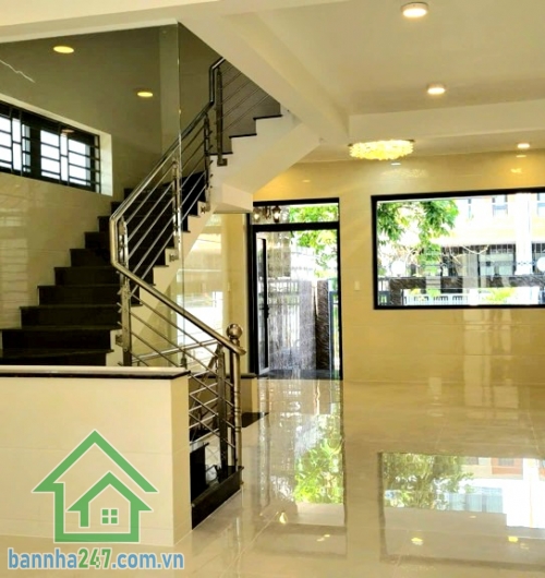 CHỈ 13,45 TỶ (TL) – NHÀ MẶT TIỀN KHU VIP KDC DƯƠNG HỒNG – ĐƯỜNG RỘNG 12M – 5 TẦNG BTCT – DT 95M² (5x19)m – DÒNG TIỀN 20TR/THÁNG Mô tả: * Vị trí đẳng cấp, nằm trong khu phân lô đồng bộ Dương Hồng – dân trí cao, an ninh tuyệt đối (bảo vệ 24/7).