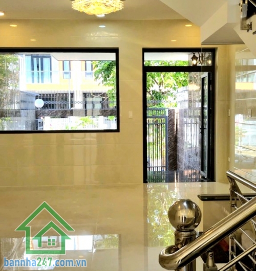 CHỈ 13,45 TỶ (TL) – NHÀ MẶT TIỀN KHU VIP KDC DƯƠNG HỒNG – ĐƯỜNG RỘNG 12M – 5 TẦNG BTCT – DT 95M² (5x19)m – DÒNG TIỀN 20TR/THÁNG Mô tả: * Vị trí đẳng cấp, nằm trong khu phân lô đồng bộ Dương Hồng – dân trí cao, an ninh tuyệt đối (bảo vệ 24/7).