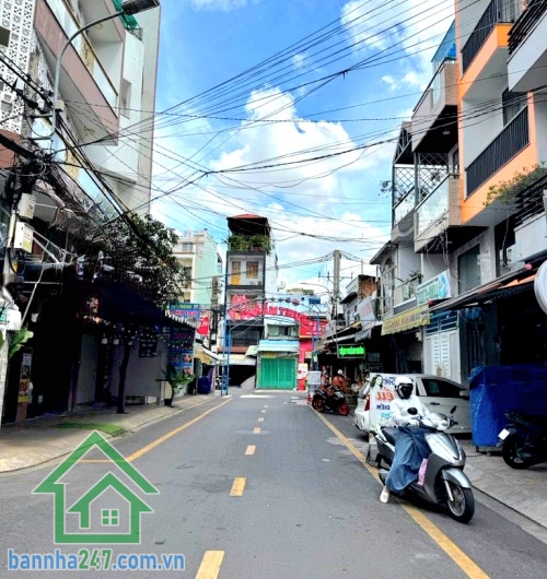 CHỈ 6,99 TỶ – MẶT TIỀN KINH DOANH SẦM UẤT – PHỐ ẨM THỰC NGUYỄN SƠN – 2PN – 2WC Vị trí vàng: Ngay mặt tiền kinh doanh tấp nập, sát Nguyễn Sơn – Lũy Bán Bích. Xung quanh đầy đủ tiện ích: trường học, UBND phường, chợ, ngân hàng...