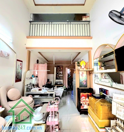 CHỈ 6,99 TỶ – MẶT TIỀN KINH DOANH SẦM UẤT – PHỐ ẨM THỰC NGUYỄN SƠN – 2PN – 2WC Vị trí vàng: Ngay mặt tiền kinh doanh tấp nập, sát Nguyễn Sơn – Lũy Bán Bích. Xung quanh đầy đủ tiện ích: trường học, UBND phường, chợ, ngân hàng...