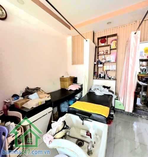 CHỈ 6,99 TỶ – MẶT TIỀN KINH DOANH SẦM UẤT – PHỐ ẨM THỰC NGUYỄN SƠN – 2PN – 2WC Vị trí vàng: Ngay mặt tiền kinh doanh tấp nập, sát Nguyễn Sơn – Lũy Bán Bích. Xung quanh đầy đủ tiện ích: trường học, UBND phường, chợ, ngân hàng...
