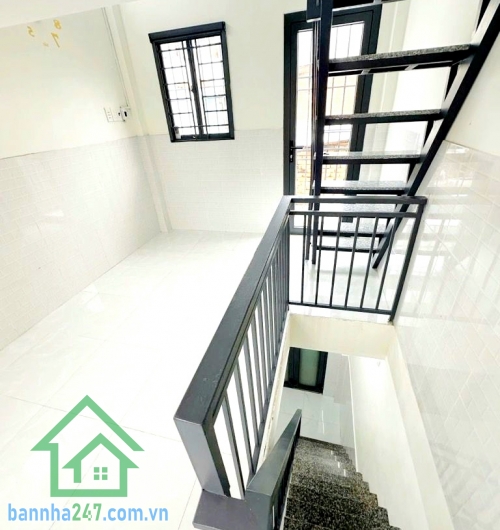 CHỈ 2,38 TỶ – NHÀ 2 TẦNG HXH THÔNG – CẠNH ĐẦM SEN – GIÁP Q.11, TÂN BÌNH - 2PN - 2WC Vị trí đẹp: hẻm xe hơi thông, sát bên Quận 11 – Tân Bình, gần Đầm Sen