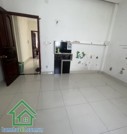 NHÀ MẶT TIỀN – NGANG 4.5M – Ô TÔ NGỦ TRONG NHÀ - DT: 84.7m² (4.43 x 18) – nở hậu 4.52m – CHỈ 6.1 TỶ DT: 84.7m² (4.43 x 18) – nở hậu 4.52m Kết cấu: 2 tầng BTCT