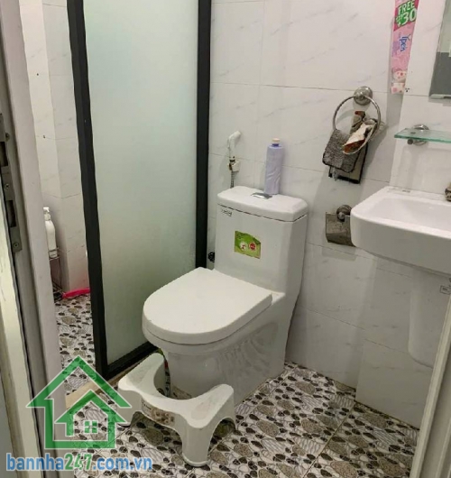 CHỈ 3,3 TỶ – NHÀ 2 TẦNG ĐÚC THẬT – VỊ TRÍ VÀNG TÂN PHÚ – GẦN LŨY BÁN BÍCH, ĐẦM SEN DT: 40.4m² (dài 16m) – Hướng Tây lệch Bắc, không lỗi phong thủy- Kết cấu: 1 trệt 1 lầu đúc thật, mới đẹp vào ở ngay, gồm 2PN – 2WC.