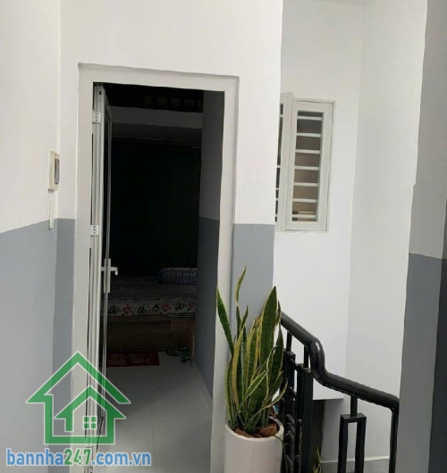 CHỈ 3,3 TỶ – NHÀ 2 TẦNG ĐÚC THẬT – VỊ TRÍ VÀNG TÂN PHÚ – GẦN LŨY BÁN BÍCH, ĐẦM SEN DT: 40.4m² (dài 16m) – Hướng Tây lệch Bắc, không lỗi phong thủy- Kết cấu: 1 trệt 1 lầu đúc thật, mới đẹp vào ở ngay, gồm 2PN – 2WC.