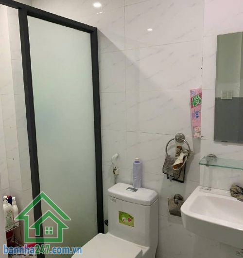 CHỈ 3,3 TỶ – NHÀ 2 TẦNG ĐÚC THẬT – VỊ TRÍ VÀNG TÂN PHÚ – GẦN LŨY BÁN BÍCH, ĐẦM SEN DT: 40.4m² (dài 16m) – Hướng Tây lệch Bắc, không lỗi phong thủy- Kết cấu: 1 trệt 1 lầu đúc thật, mới đẹp vào ở ngay, gồm 2PN – 2WC.