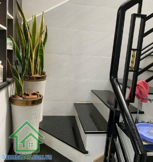 CHỈ 3,3 TỶ – NHÀ 2 TẦNG ĐÚC THẬT – VỊ TRÍ VÀNG TÂN PHÚ – GẦN LŨY BÁN BÍCH, ĐẦM SEN DT: 40.4m² (dài 16m) – Hướng Tây lệch Bắc, không lỗi phong thủy- Kết cấu: 1 trệt 1 lầu đúc thật, mới đẹp vào ở ngay, gồm 2PN – 2WC.