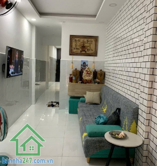 CHỈ 3,3 TỶ – NHÀ 2 TẦNG ĐÚC THẬT – VỊ TRÍ VÀNG TÂN PHÚ – GẦN LŨY BÁN BÍCH, ĐẦM SEN DT: 40.4m² (dài 16m) – Hướng Tây lệch Bắc, không lỗi phong thủy- Kết cấu: 1 trệt 1 lầu đúc thật, mới đẹp vào ở ngay, gồm 2PN – 2WC.