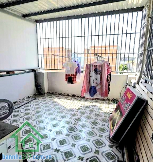 CHỈ 5,4 TỶ – HẺM 6M THÔNG LÊ VĂN QUỚI – NHÀ 3 LẦU SÂN THƯỢNG – DT Sàn: 113,7M² - 3PN – 3WC * Diện tích công nhận: 4 x 10m – 40,3m² * Diện tích sử dụng: 113,7m