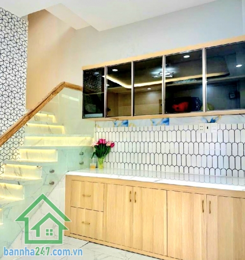  TỶ - NHÀ XE HƠI ĐỖ CỬA – ĐƯỜNG SỐ 6 – QUẬN BÌNH TÂN - NHÀ MỚI ĐẸP 100% – FULL NỘI THẤT – XEM NHÀ 24/24 Diện tích: 19m² (5 x 4,5)m Kết cấu: 2 tầng BTCT kiên cố - 2PN - WC