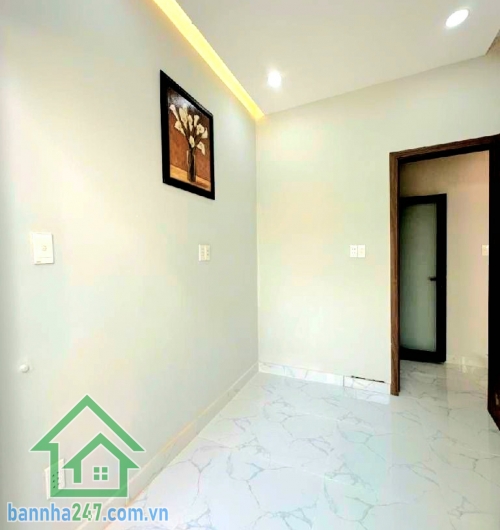  TỶ - NHÀ XE HƠI ĐỖ CỬA – ĐƯỜNG SỐ 6 – QUẬN BÌNH TÂN - NHÀ MỚI ĐẸP 100% – FULL NỘI THẤT – XEM NHÀ 24/24 Diện tích: 19m² (5 x 4,5)m Kết cấu: 2 tầng BTCT kiên cố - 2PN - WC